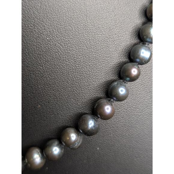 Vintage Black Freshwater Pearl Hand-Knotted Slightly Graduated 18" Necklace - Picture 9 of 12